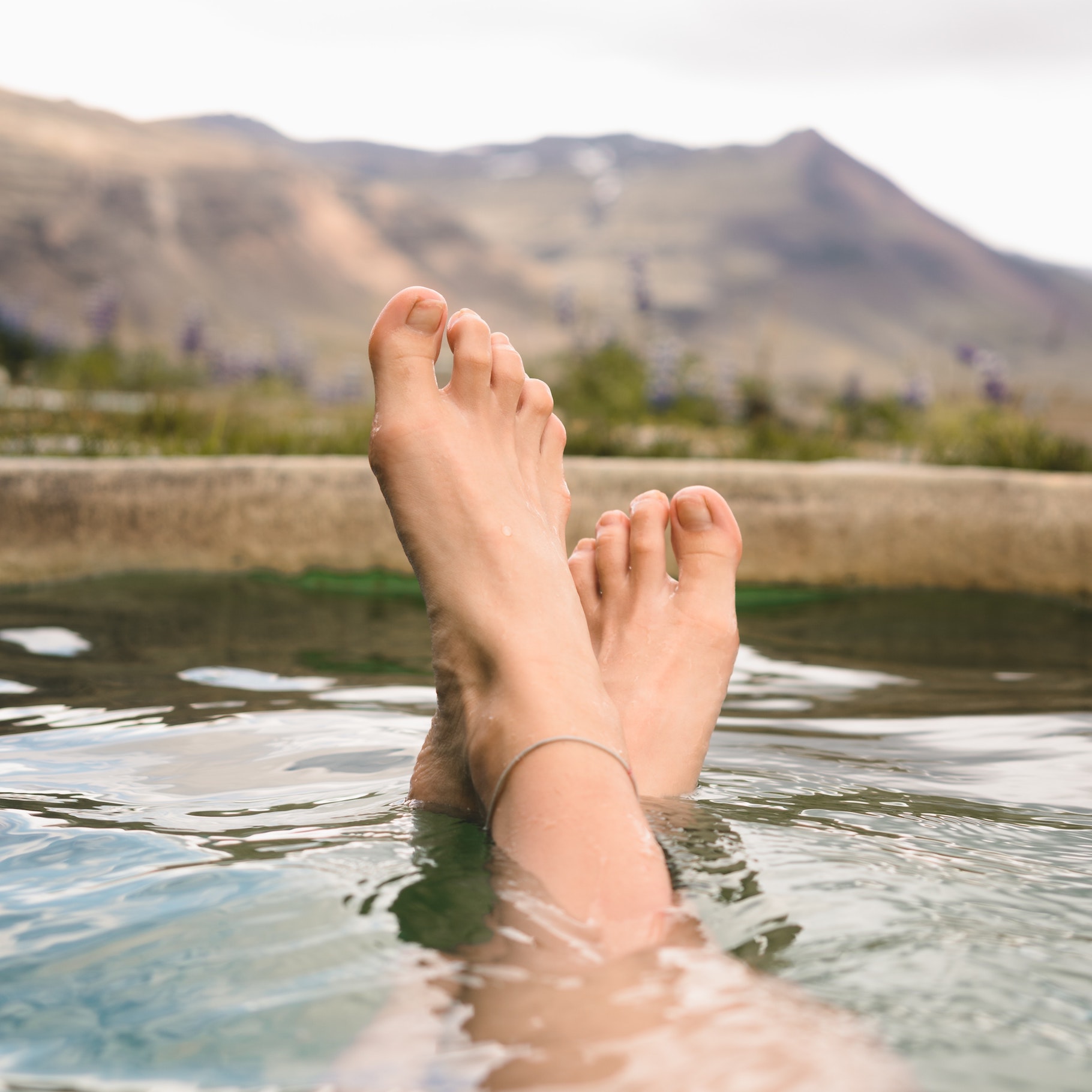 Мокрые пяточки. Женская стопа в ванне. Мокрые ступни. Мокрые женские стопы. Стопы девушек.