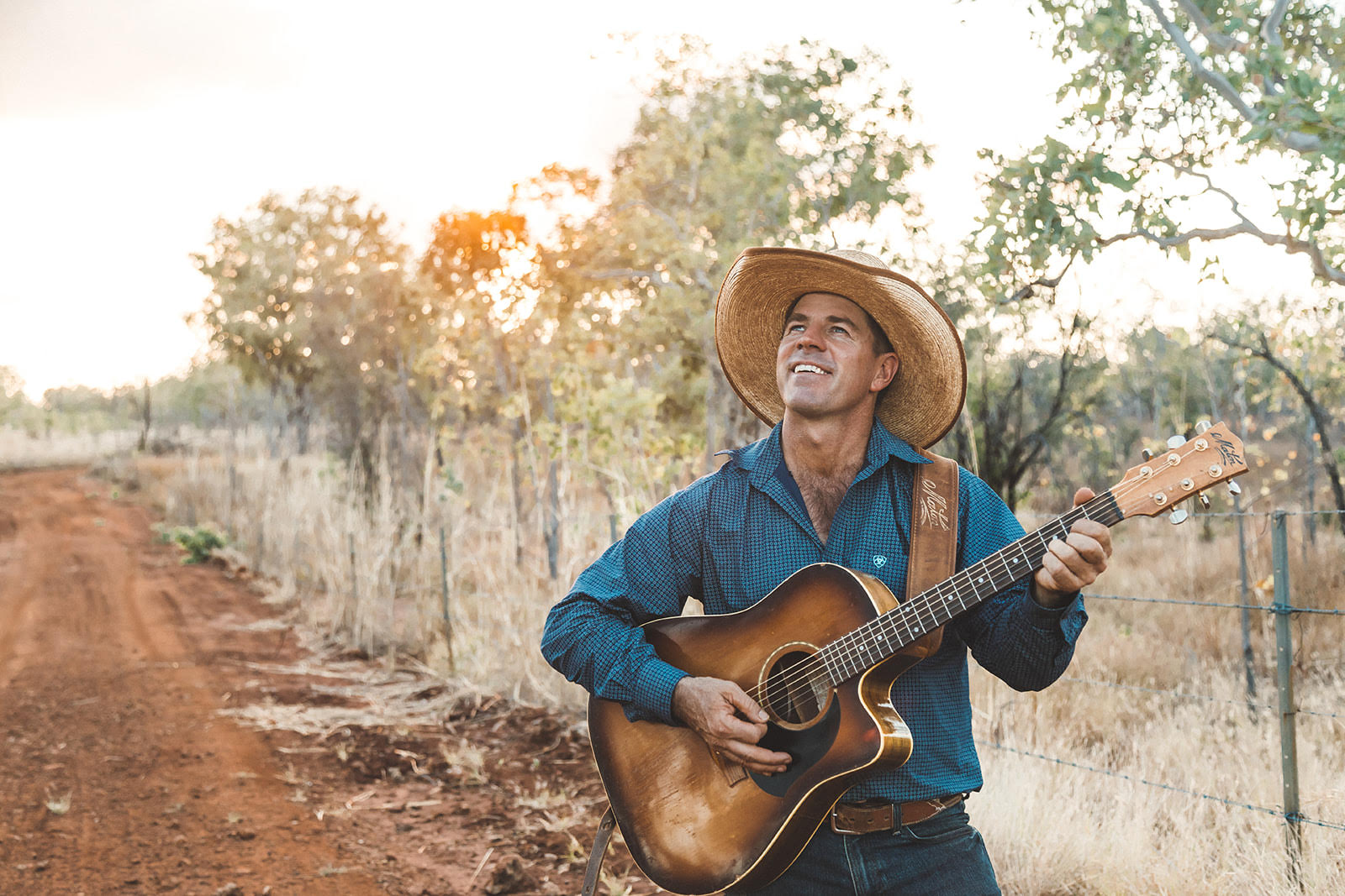 Singer Songwriter Tom Curtain chats with Paul Makin About His Massive ’NOTHIN’S GONNA STOP US’ Tour Which Comes Very Close To Us